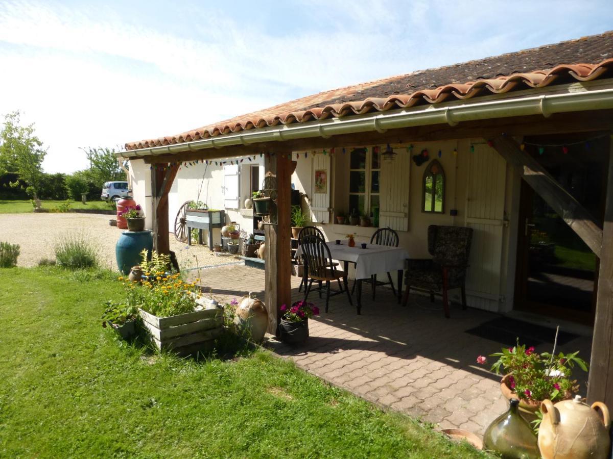 Chez Kate Bed & Breakfast Charroux  Екстериор снимка